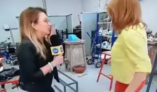 Reportera destroza una escultura en plena entrevista