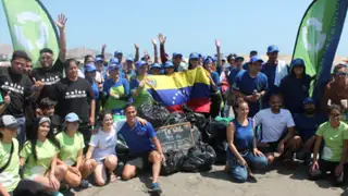Voluntarios venezolanos limpian playa Los Yuyos en Barranco