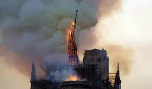Incendio en Notre Dame: el preciso momento en que cae aguja de la catedral de París