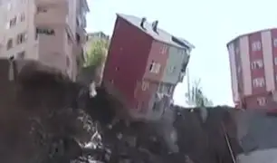Edificio casi aplasta a rescatistas en Turquía