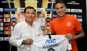 Paolo Guerrero recibió camiseta conmemorativa de Alianza Lima