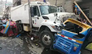 Camión recolector de basura aplasta dos mototaxis y un auto en San Juan de Lurigancho