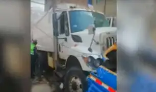 SJL: rescatan a hombre que quedó atrapado tras impacto de camión con tres vehículos