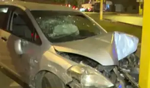 Surco: conductor en presunto estado de ebriedad choca su auto contra semáforo