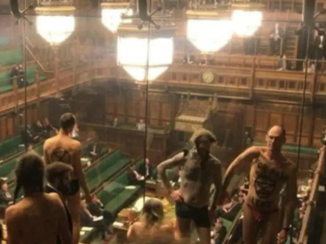 Reino Unido: activistas semidesnudos irrumpieron en Parlamento británico