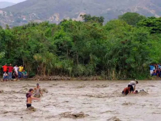 Venezolanos arriesgan su vida al cruzar río Táchira para llegar a Colombia