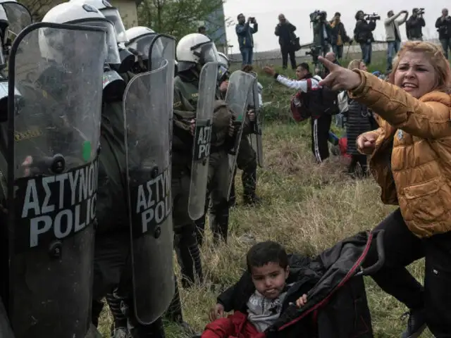 Grecia: policía se enfrenta a refugiados y migrantes