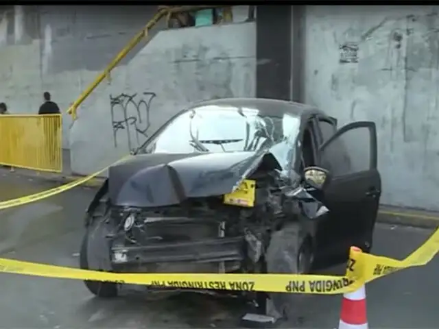 Cercado de Lima: sujeto muere tras chocar auto contra la base de un panel