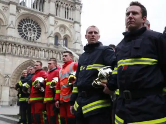 Francia: rinden homenaje a bomberos que apagaron fuego en Notre Dame