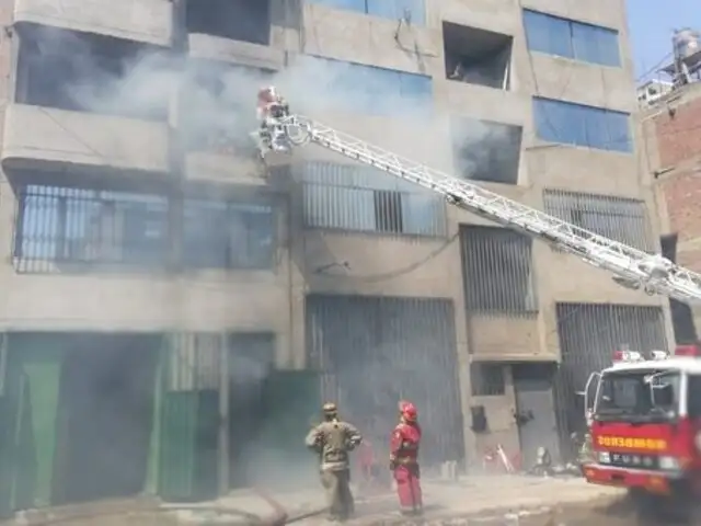 Cercado de Lima: se registra incendio en almacén