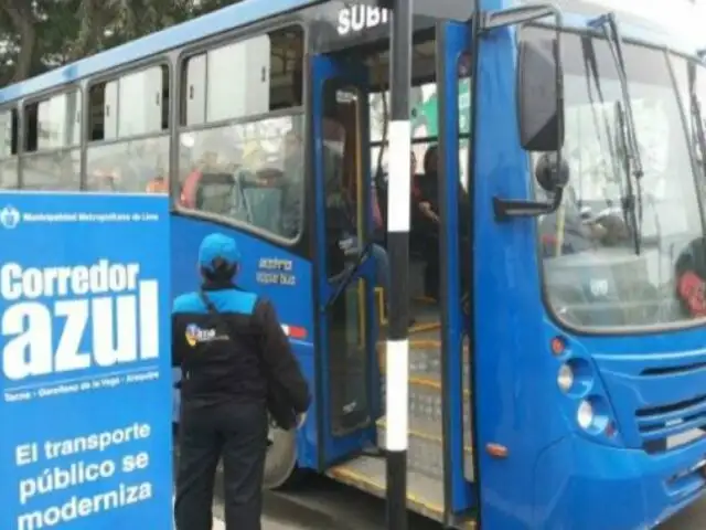 Policía es impedido de ingresar a bus del Corredor Azul