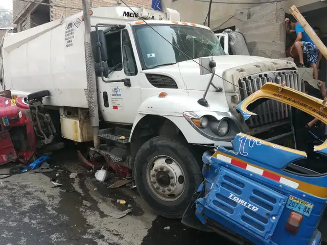 Camión recolector de basura aplasta dos mototaxis y un auto en San Juan de Lurigancho