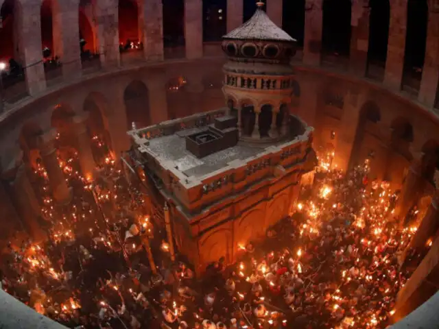 Israel: Santo Sepulcro es iluminado con antorchas en Sábado Santo ortodoxo