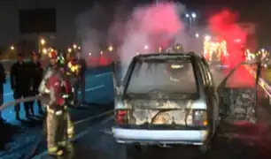 El Agustino: auto se incendió por presunto corto circuito