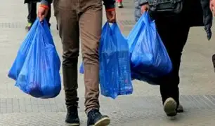 Tiendas y supermercados cobrarán por entregar bolsas de plástico