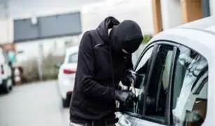 Ladrones sustraen dinero y artículos de valor de un vehículo