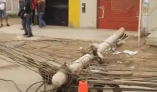 El Agustino: caída de postes dejó congestión vehicular en la Av. Riva Agüero