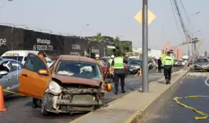 Cercado de Lima: pasajero muere tras choque de auto contra poste en la avenida Colonial