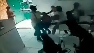 VIDEO: mujeres masacran a sujeto que intentó asaltarlas dentro de un local