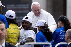 Papa Francisco paseó en su papamóvil a ocho niños refugiados