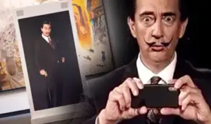 Los genios nunca mueren: Salvador Dalí se toma un “selfie” con los visitantes de un museo