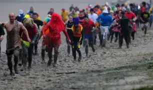 Inglaterra: cientos de personas corrieron disfrazadas en el lodo