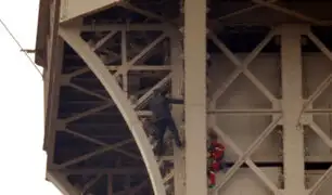 París: evacuan Torre Eiffel por hombre que escala la estructura