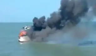Lambayeque: embarcación pesquera se incendia en Pimentel