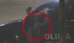 Policía es captado manoseando a extranjera durante intervención