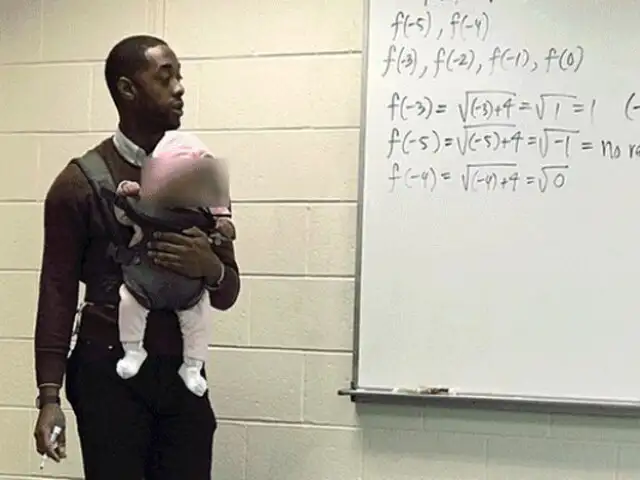 Profesor dicta clases sosteniendo el bebé de su alumno