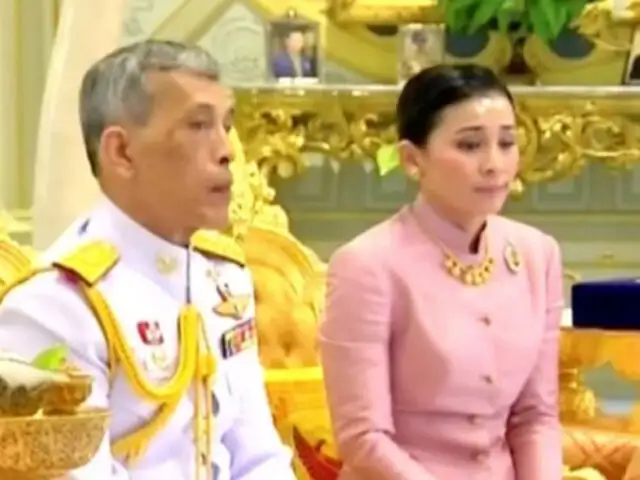 Monarca de Tailandia se casa con su guardaespaldas y la convierte en reina