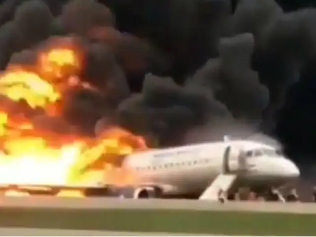 Rusia: rayo habría causado incendio en avión donde fallecieron 41 personas