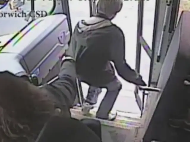 Nueva York: conductora de autobús evitó que escolar sea atropellado