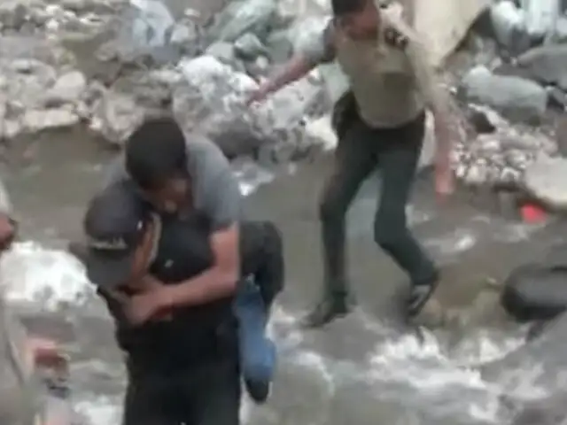 Apurímac: policía rescata a hombre herido en su espalda a falta de camilla
