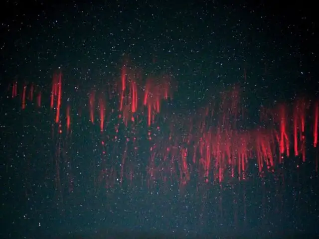 Fotógrafo capta extraños espectros rojos durante tormentas [FOTOS]
