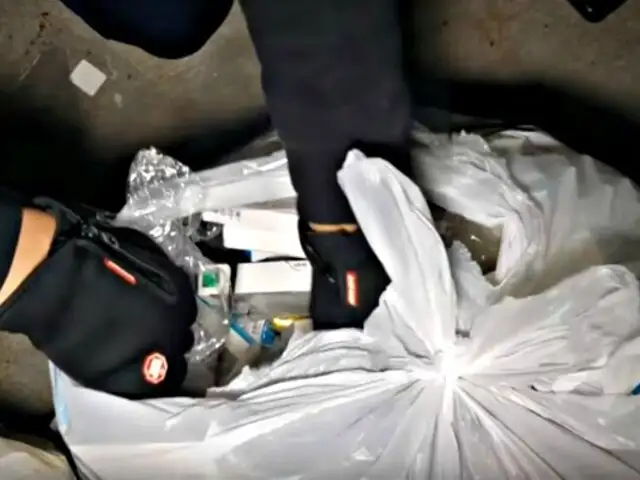Hombre realiza impresionante hallazgo en basurero de conocida tienda de celulares
