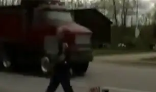 Policía salva a niña de ser arrollada por un camión