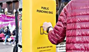 Instalan sacos de boxeo en calles para que ciudadanos desahoguen su ira