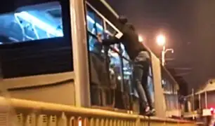 Metropolitano: delincuente intentó robar celular por ventana de bus
