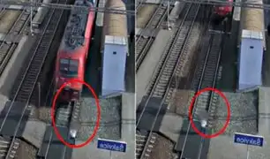 Mujer distraída con su celular casi muere atropellada por tren