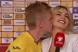 Jugador del Manchester City le roba un beso a reportera que lo entrevistaba