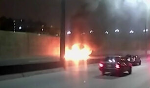 Rímac: auto se incendió en plena Vía Evitamiento por aparente corto circuito