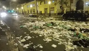 Calles del Centro Histórico de Lima terminan cubiertas de basura
