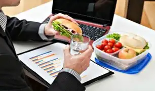 ¿Por qué no debe comer en el escritorio de su trabajo?: estas son las razones