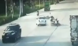 China: dos motociclistas fueron arrollados por auto fuera de control