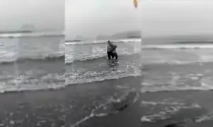 Policías rescatan a una mujer que intentó quitarse la vida en la playa de Lurín