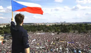 Praga: miles marchan para exigir la renuncia del primer ministro de República Checa