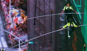 Hermanos equilibristas cruzaron Times Square caminando sobre una cuerda floja