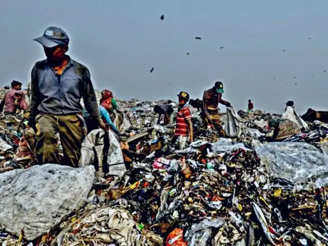 India: montaña de basura podría superar en altura al Taj Mahal