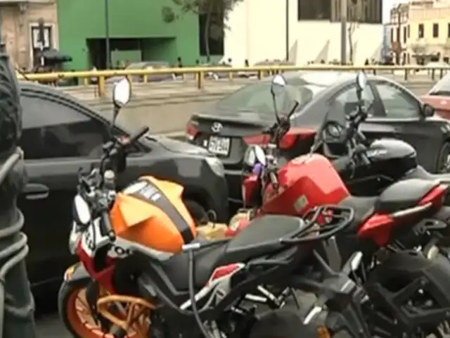 Cercado de Lima: motociclistas usan veredas como estacionamientos